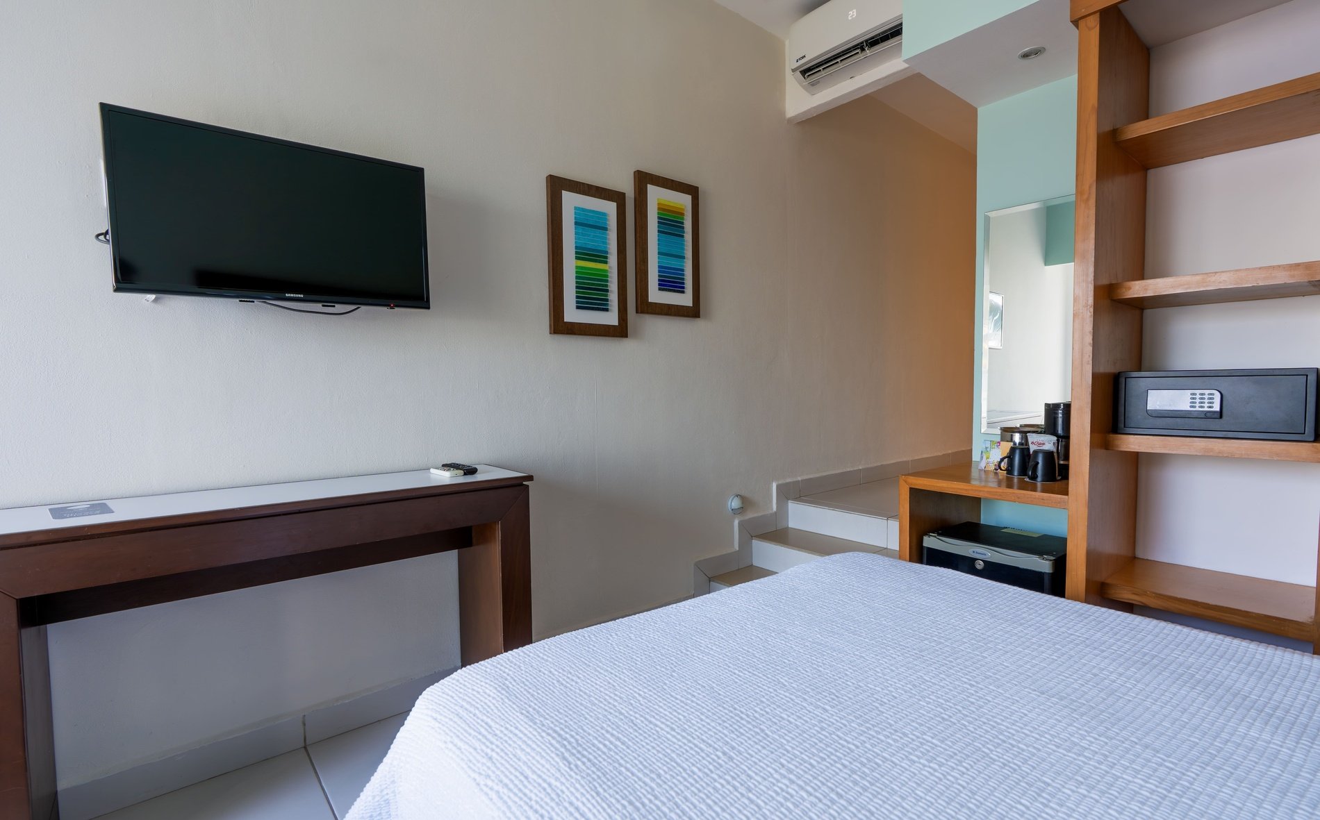 una habitación pequeña con una cama y una televisión