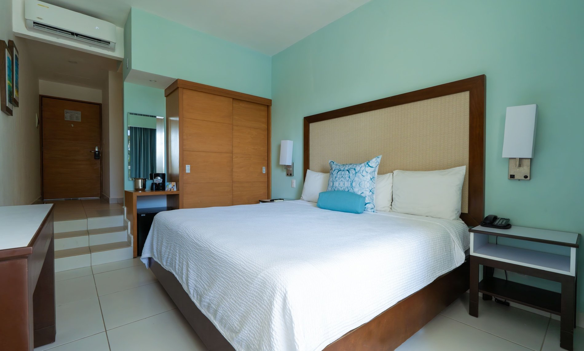 una habitación de hotel con una cama y un armario