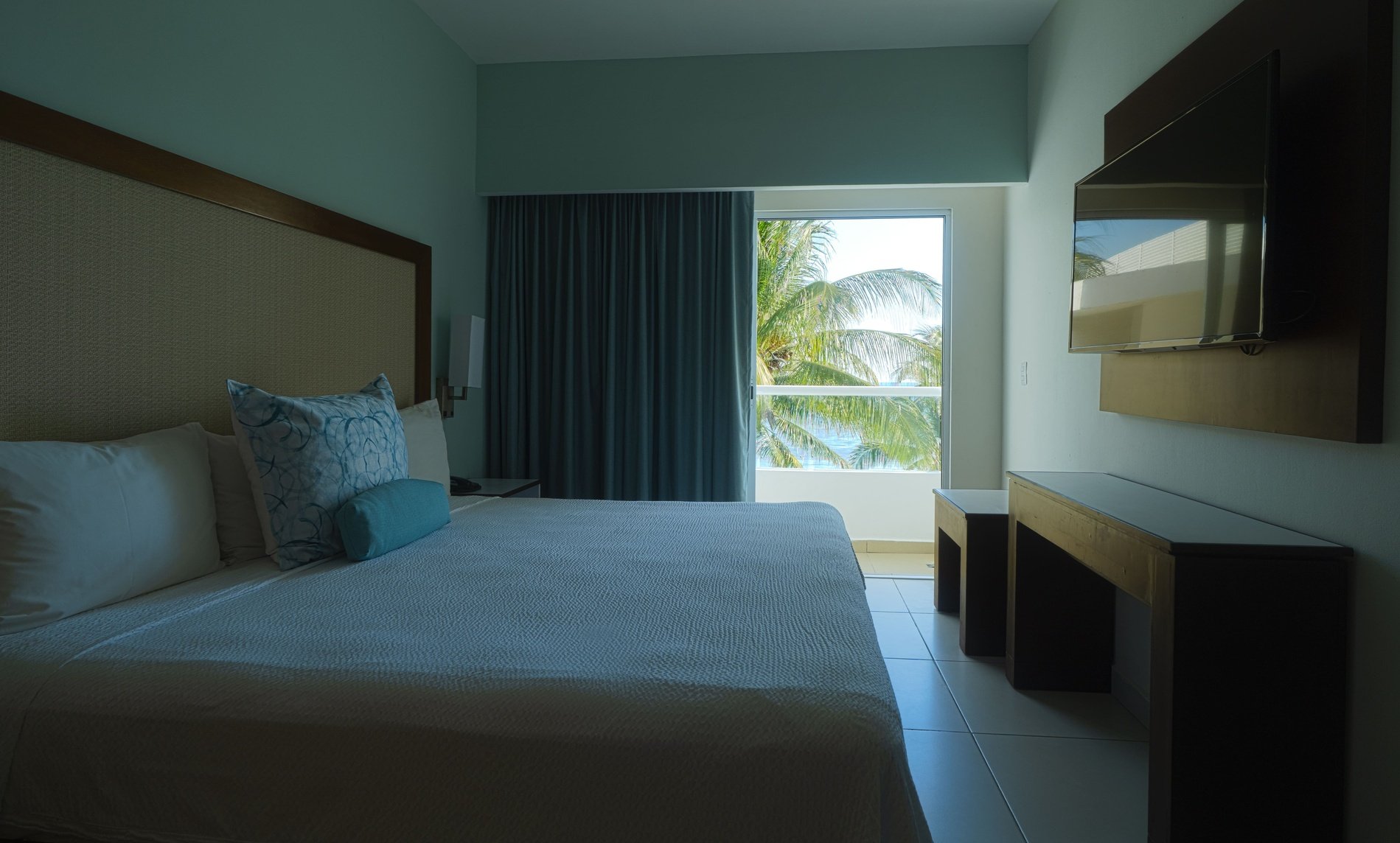 una habitación de hotel con una cama y una televisión