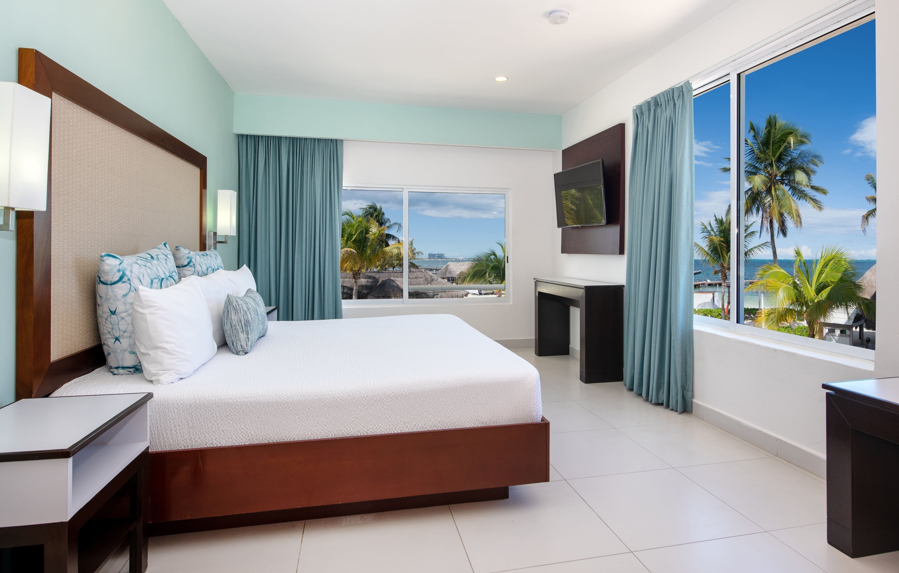 una habitación con una cama y una pared verde