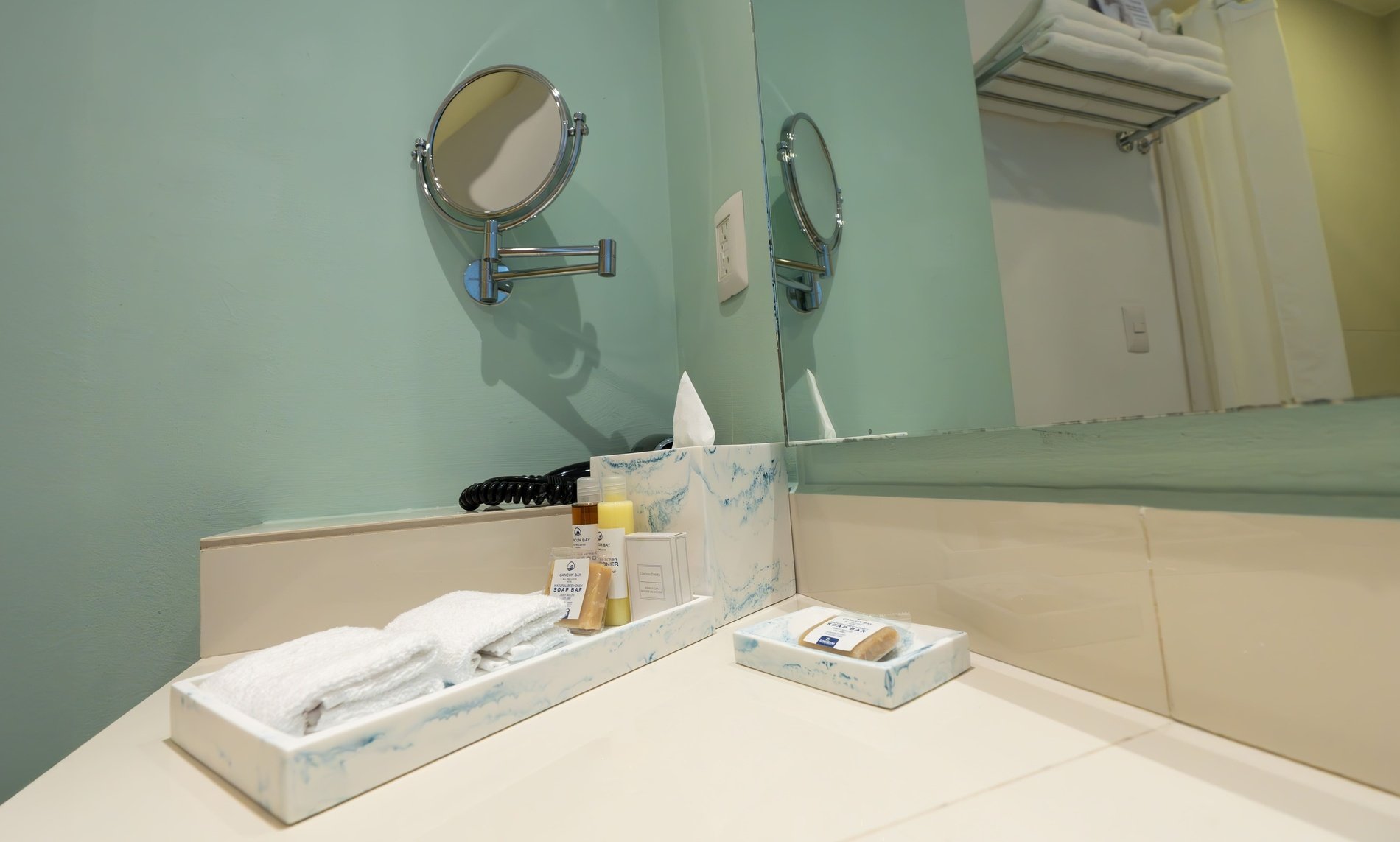 un baño con un espejo y un jabón de aveeno