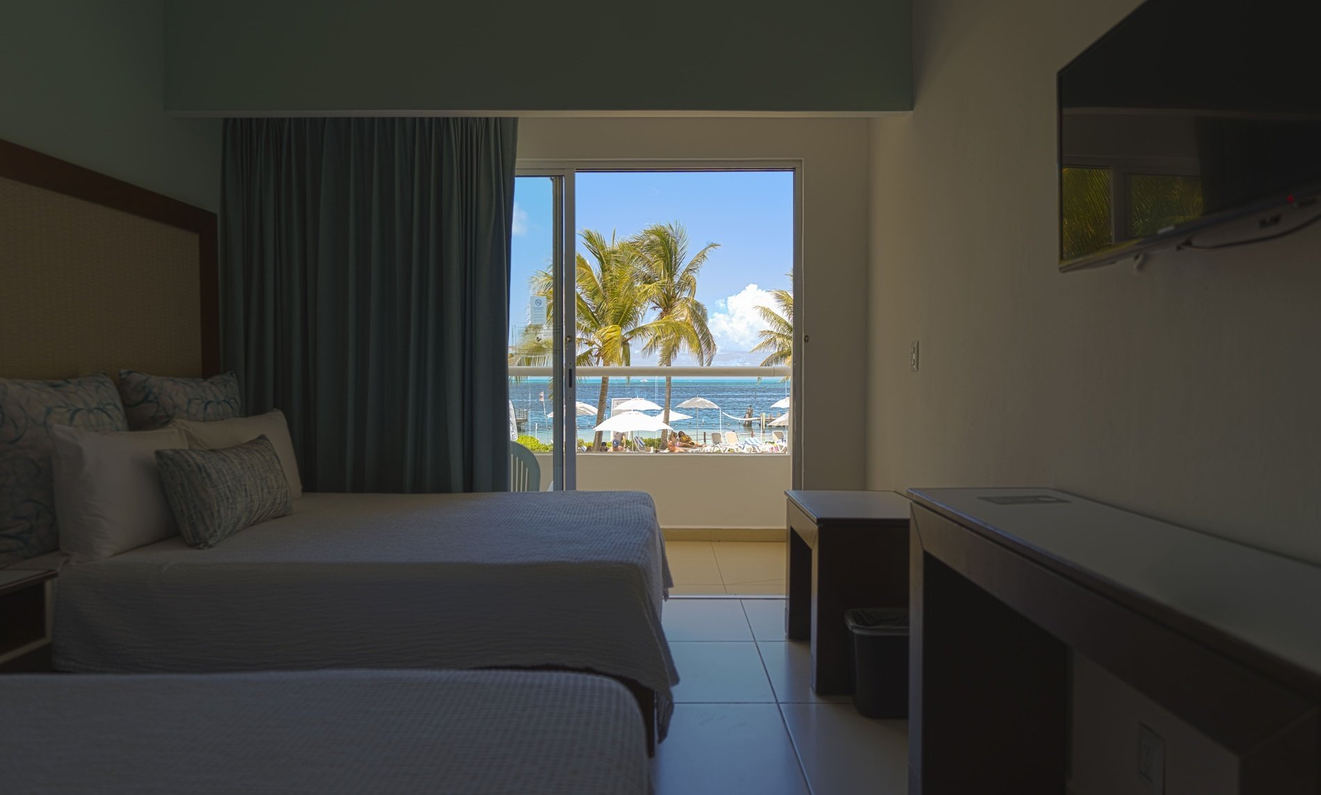 una habitación de hotel con dos camas y una televisión