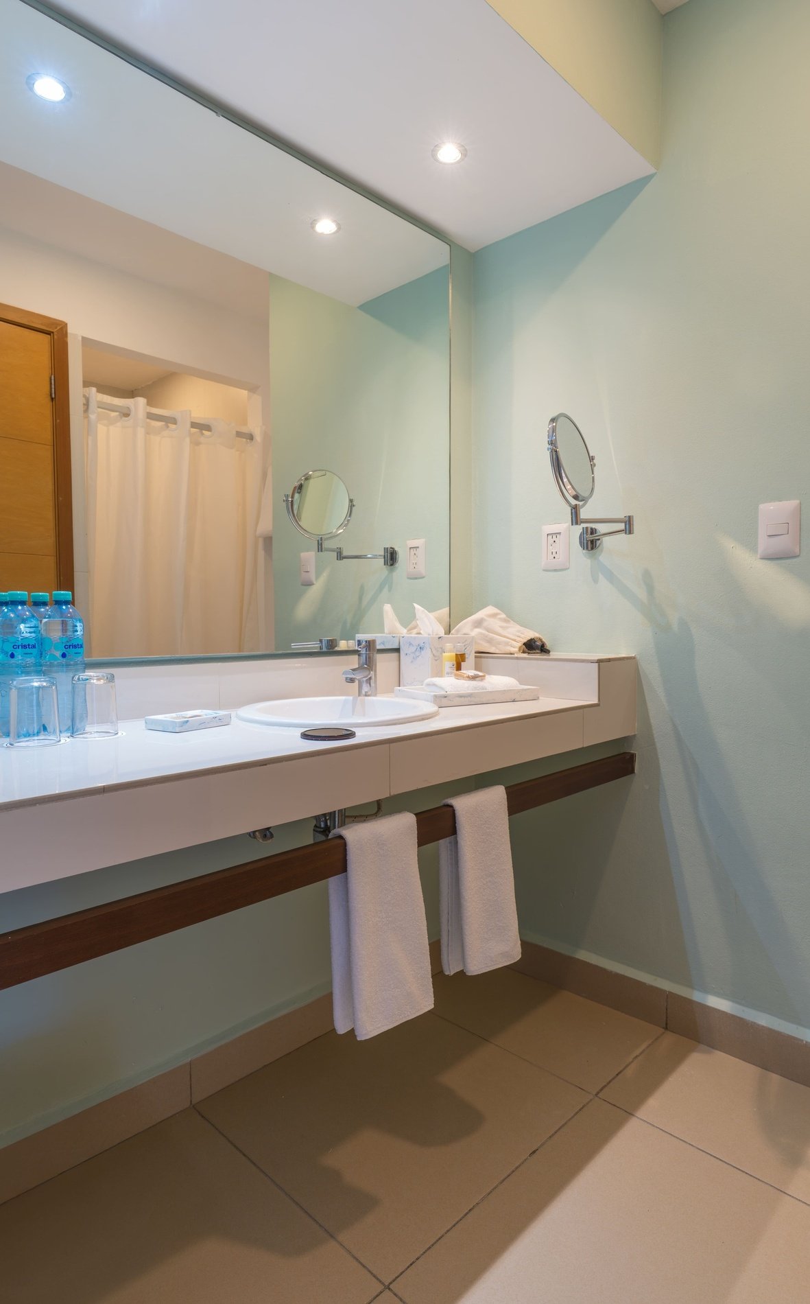 un cuarto de baño con un lavabo y un espejo