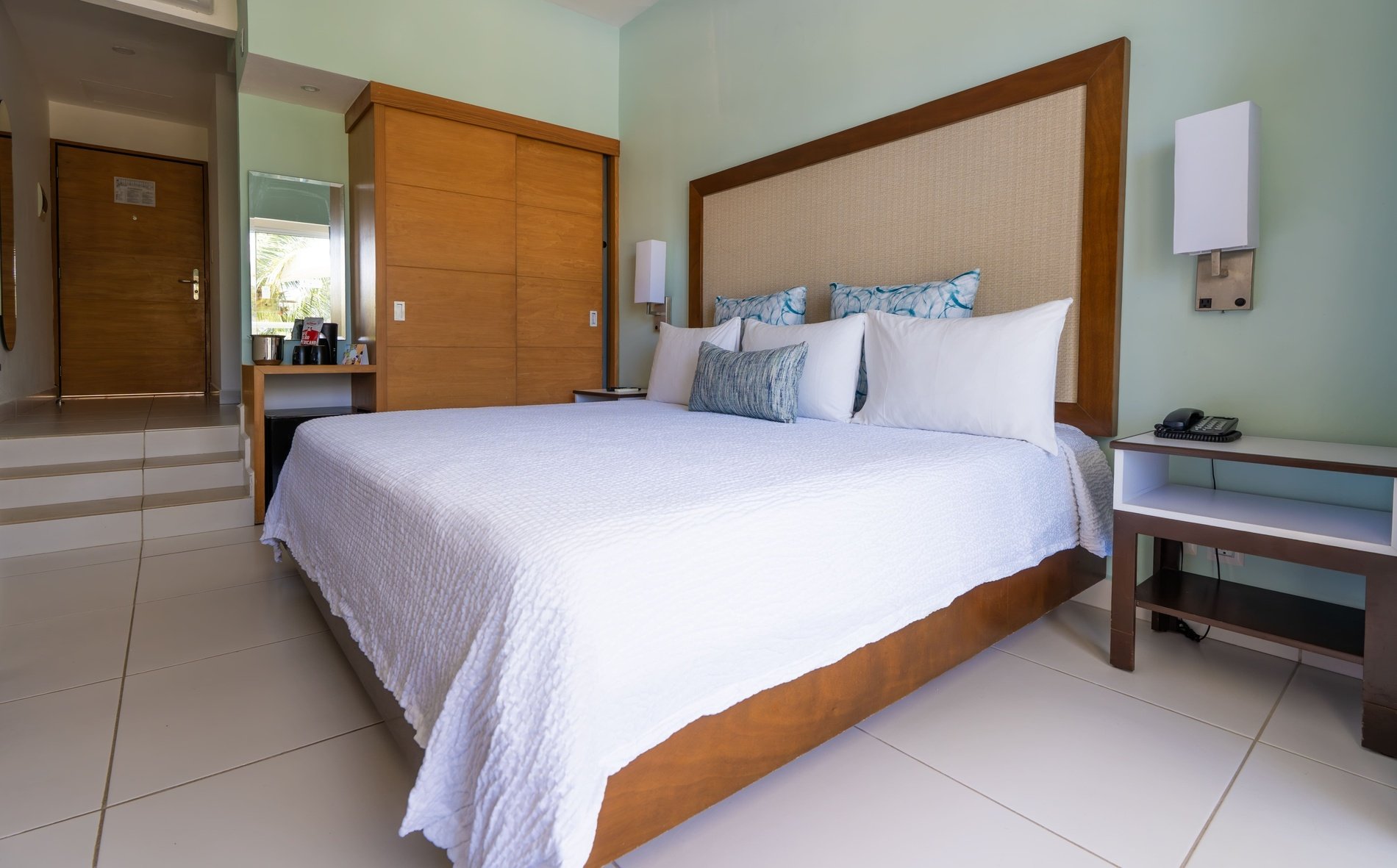 una habitación de hotel con una cama king size y un armario
