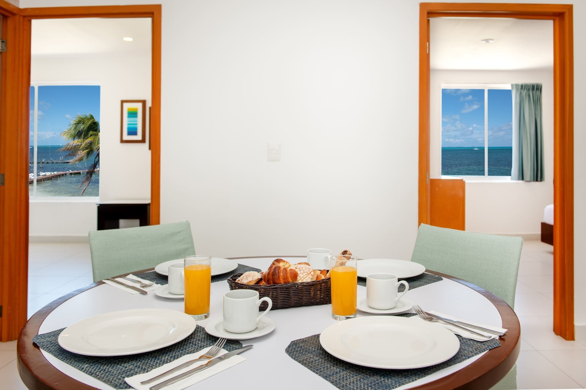 una habitación con una cama y una pared verde