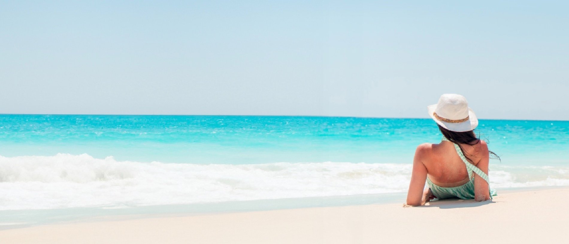 un hombre y una mujer están sentados en la playa de cancun bay