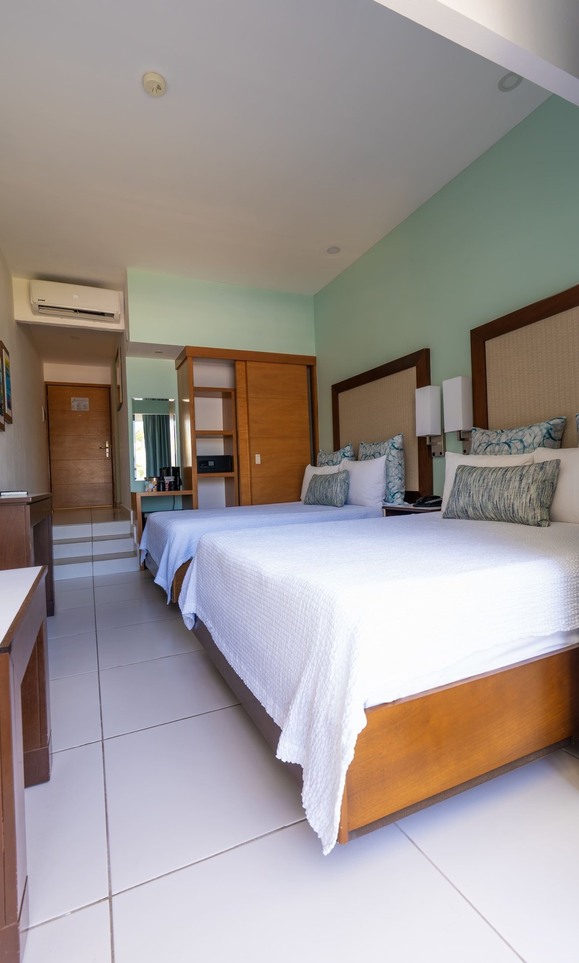 una habitación de hotel con dos camas y un armario