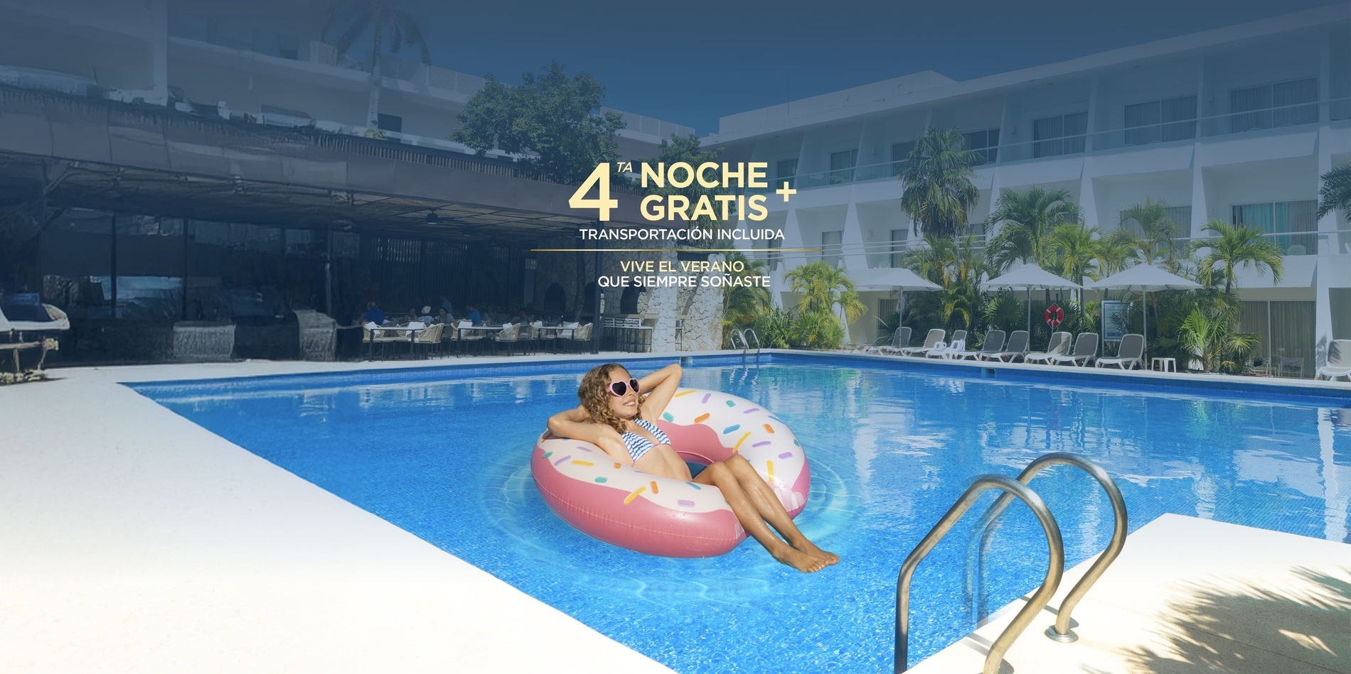una playa con un muelle y un cartel que dice hot sale 2025