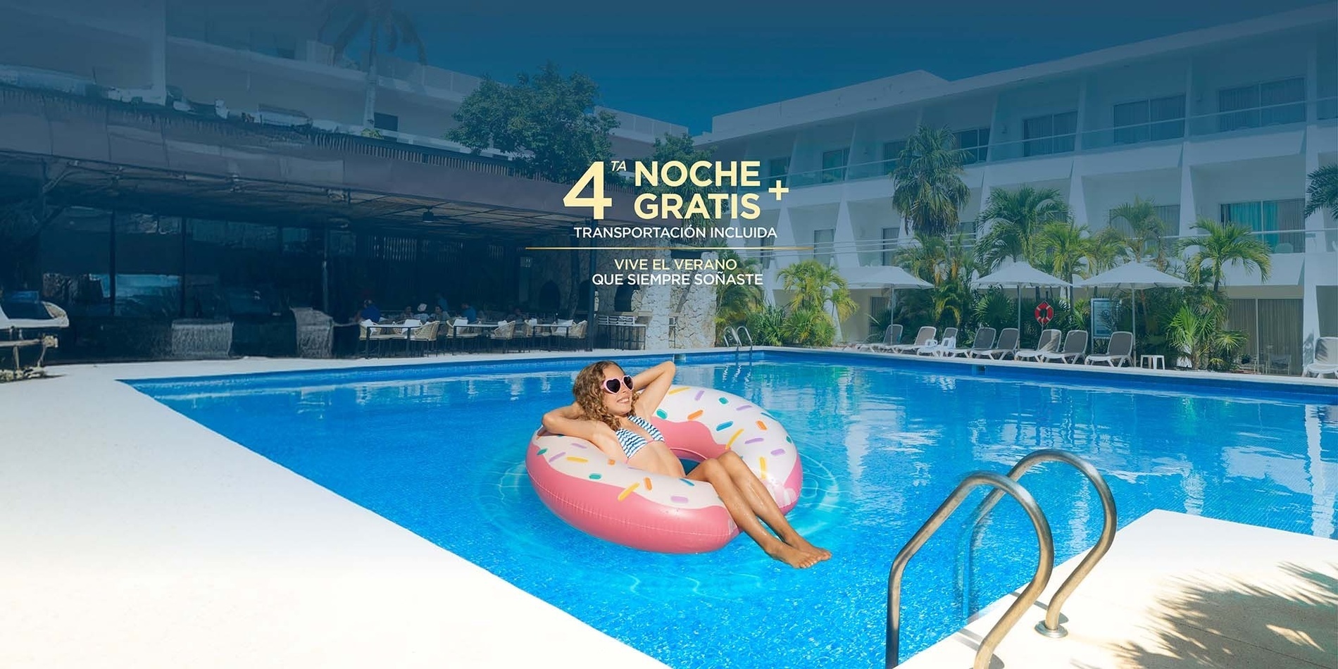 un hombre y una mujer toman un selfie en una piscina