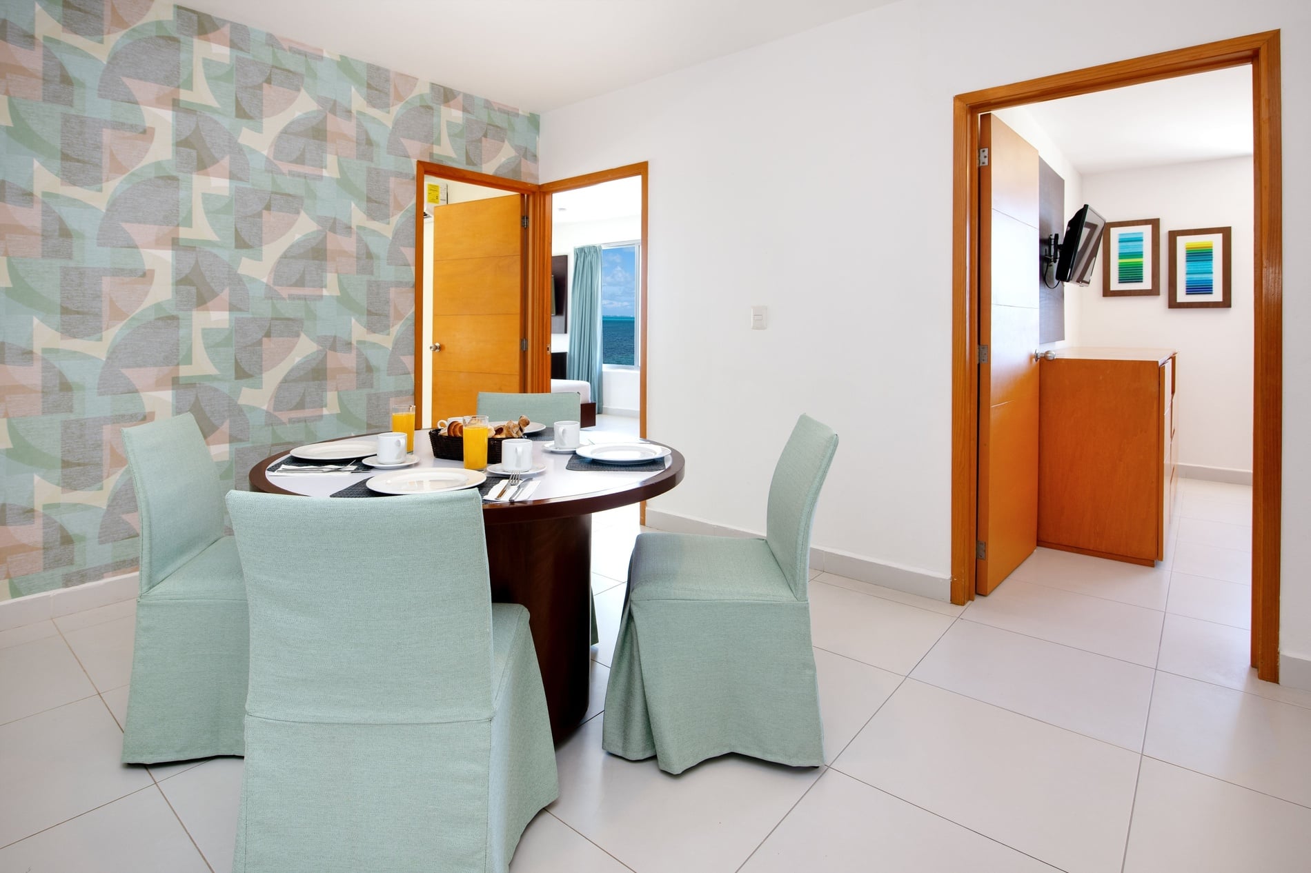 una habitación de hotel con una cama y una televisión