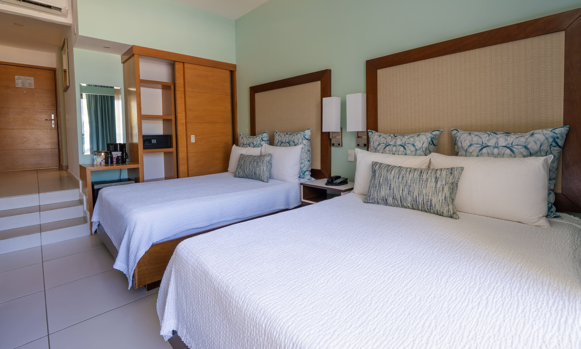 una habitación de hotel con dos camas y un armario