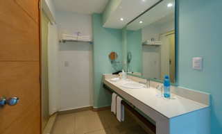 un baño con un lavabo y un espejo grande
