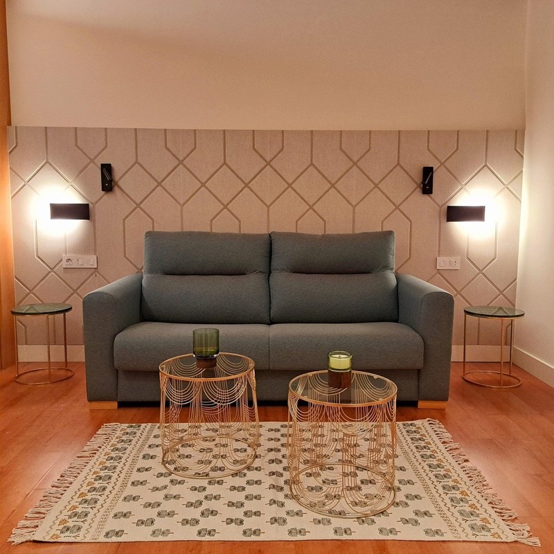 una sala de estar con un sofá azul y una televisión