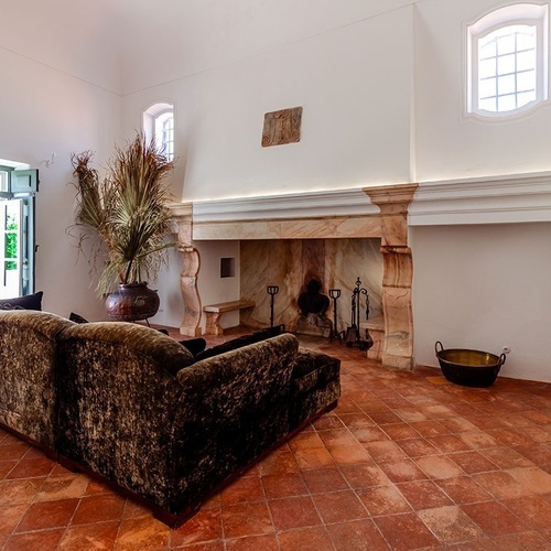 una sala de estar con un sofá y una chimenea