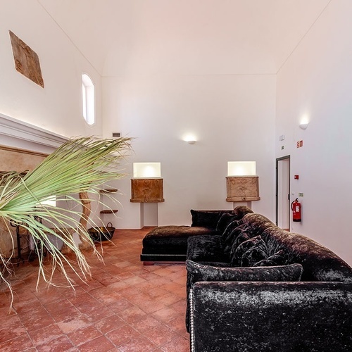 una sala de estar con un sofá y una chimenea