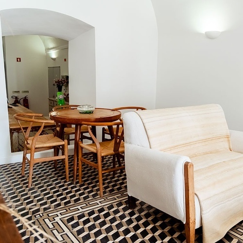 una habitación con una mesa y sillas y una puerta que dice extintor