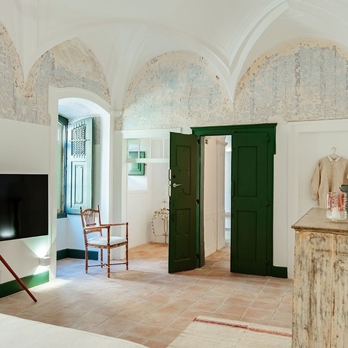 una habitación con un televisor y una puerta verde