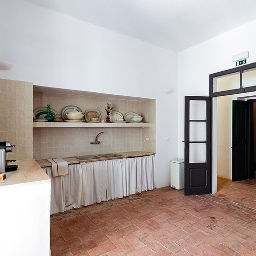 una cocina con una puerta abierta que conduce a un baño