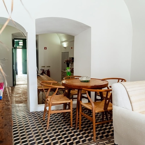 una sala de estar con una mesa y sillas