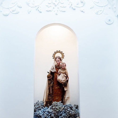 una estatua de una mujer y un bebé en un nicho