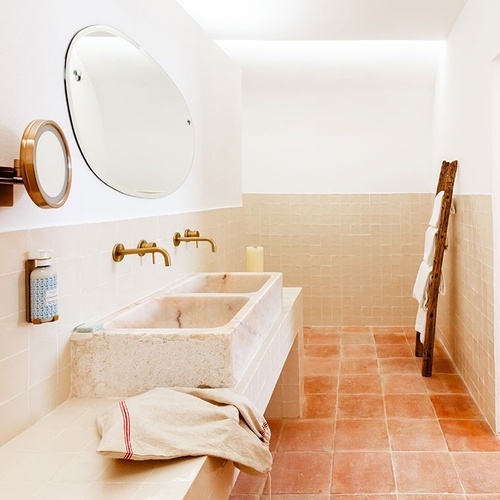 un baño con dos lavabos y un espejo