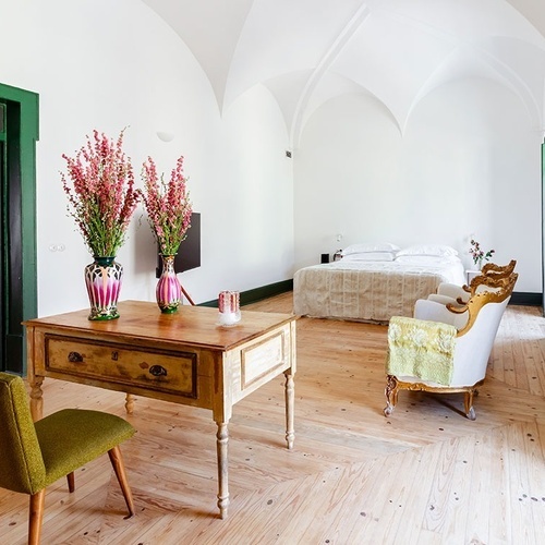 una mesa de madera con dos jarrones de flores encima