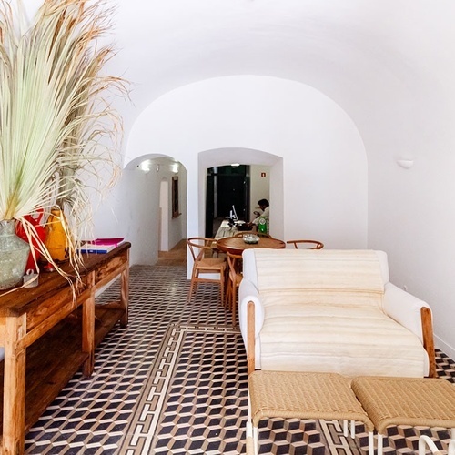una sala de estar con un sofá y una mesa