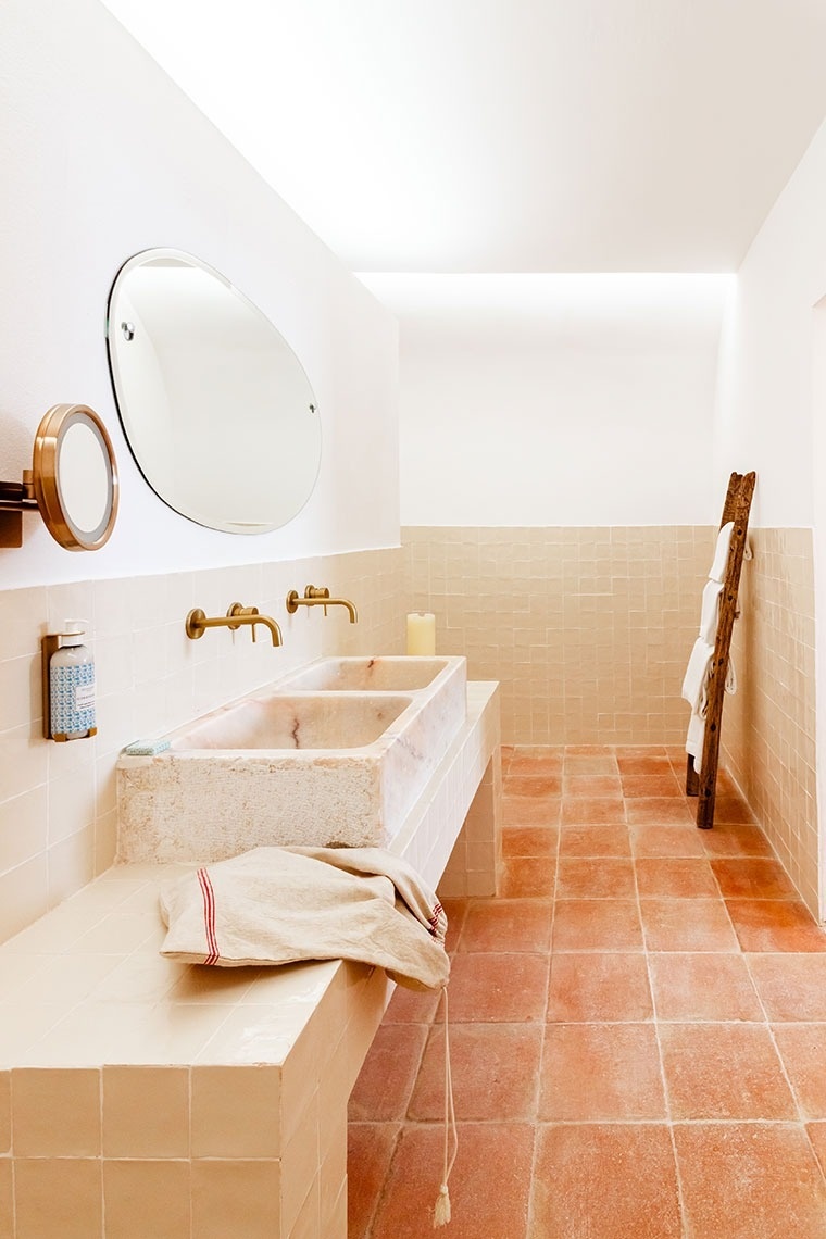 a bathroom with two sinks and a mirror