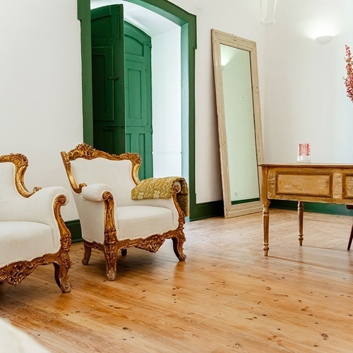 una habitación con dos sillas y una mesa de madera