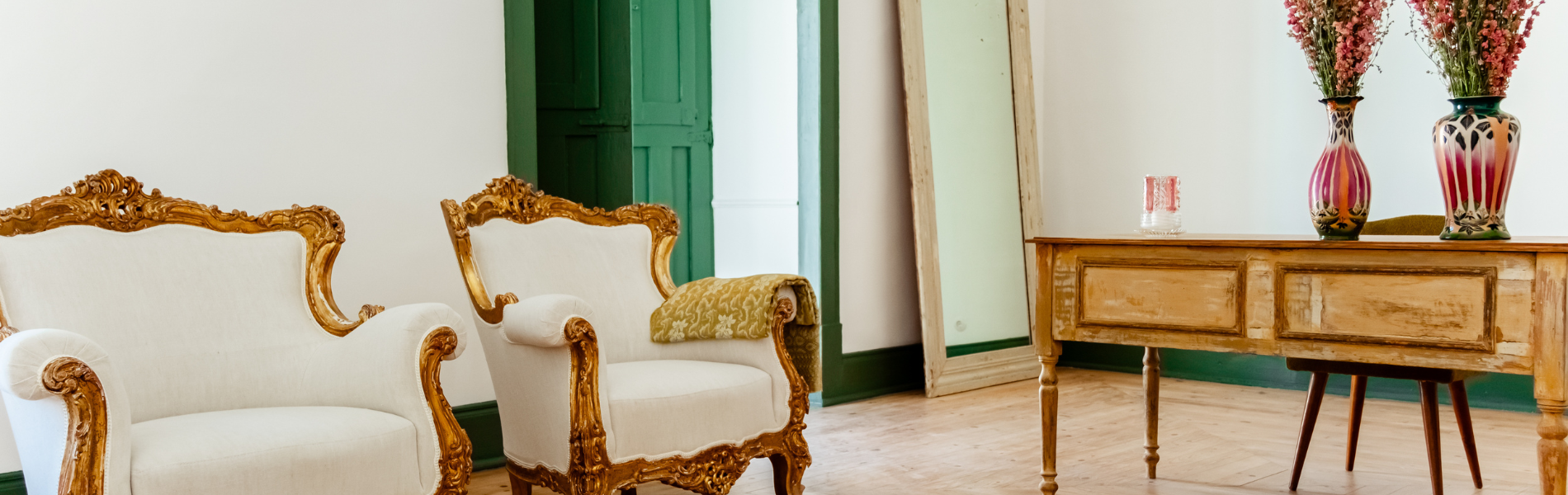 una habitación con dos sillas y una mesa de madera