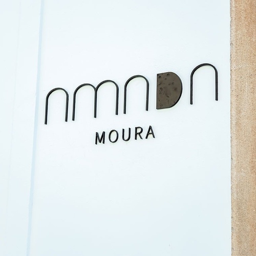 una puerta blanca con la palabra moura escrita en ella