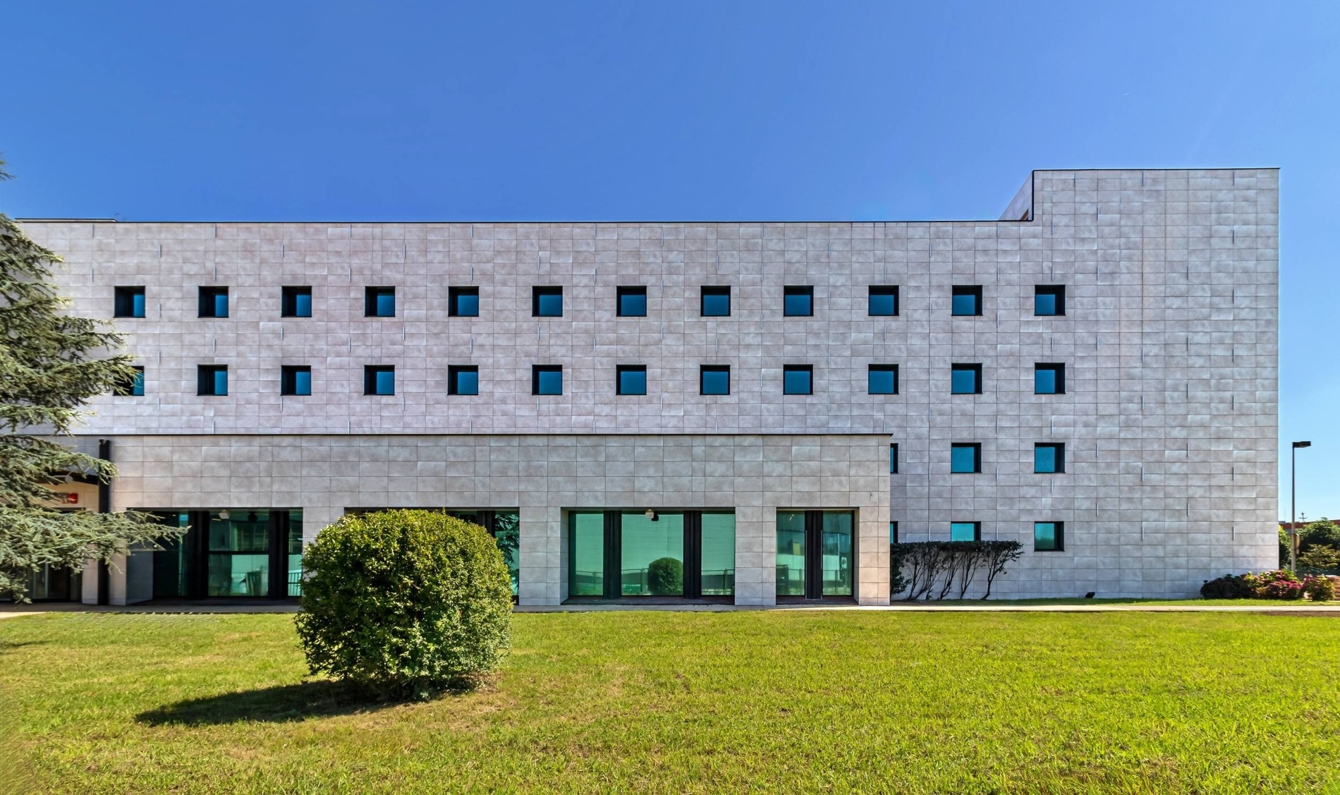 un gran edificio de hormigón blanco con muchas ventanas