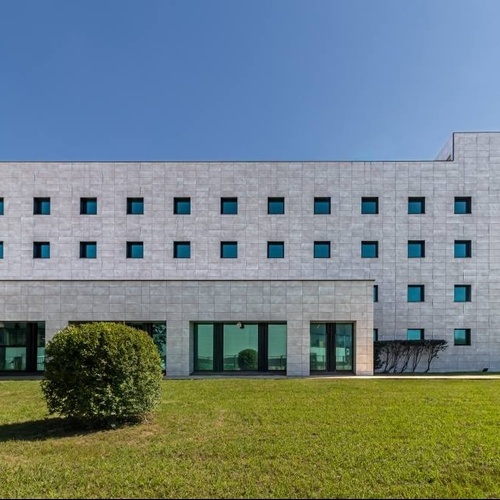 un gran edificio blanco con muchos cuadrados de ventanas