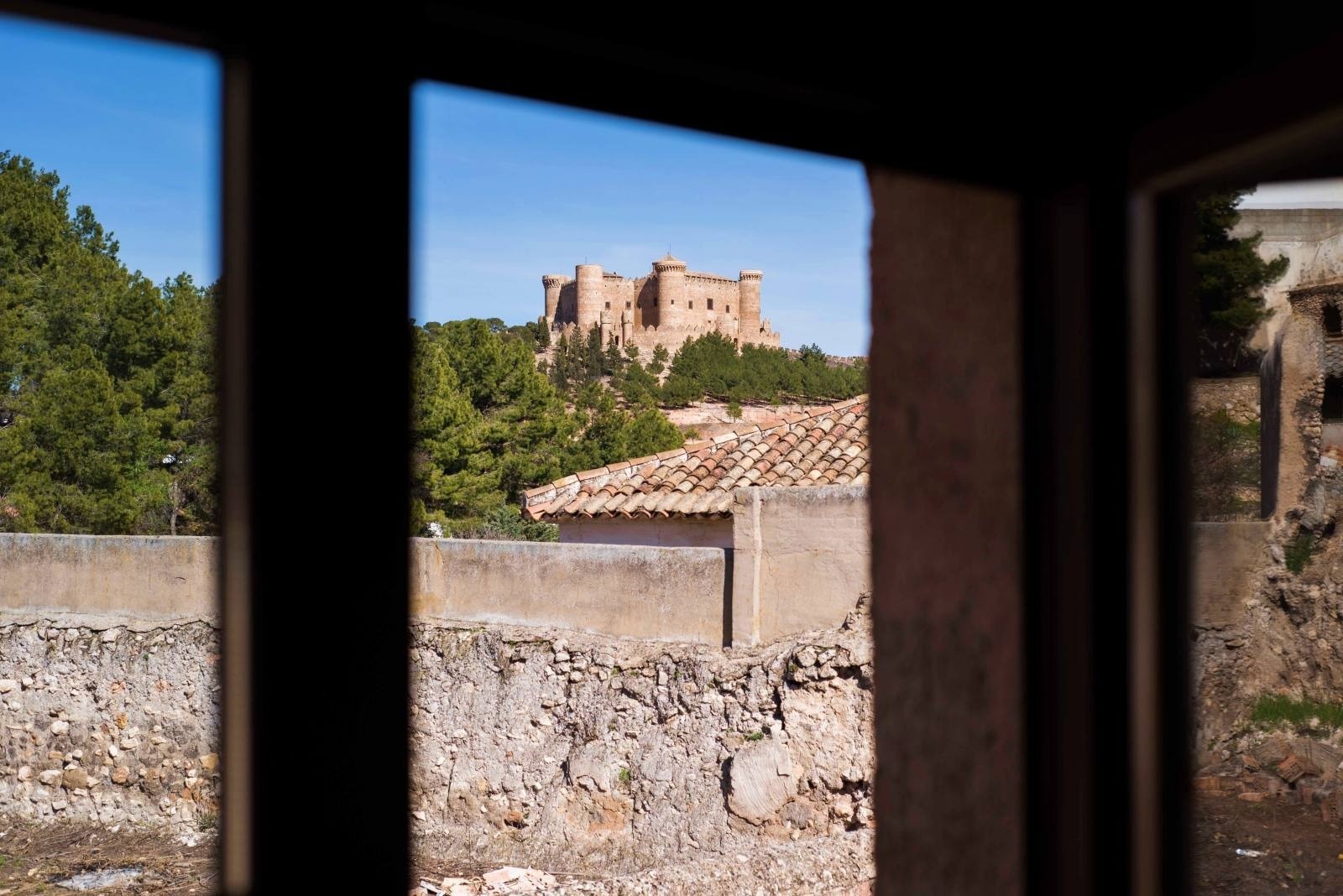 una vista de un castillo a través de una ventana