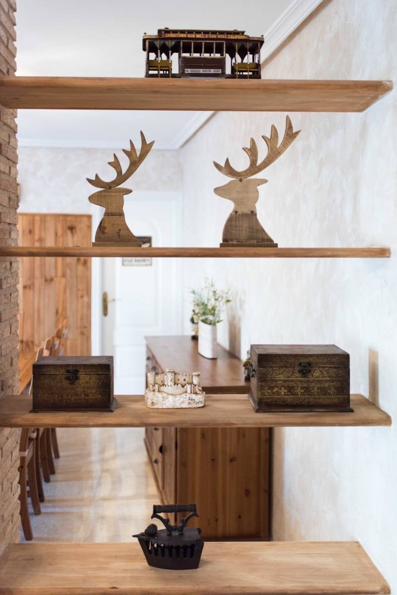 tres estantes de madera con cajas y renos de madera