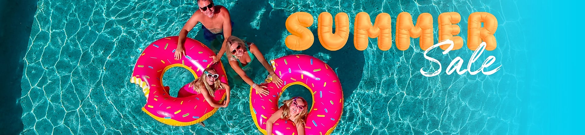Familie im Pool mit Schwimmringen feiert Sommerverkauf Casa Dorada