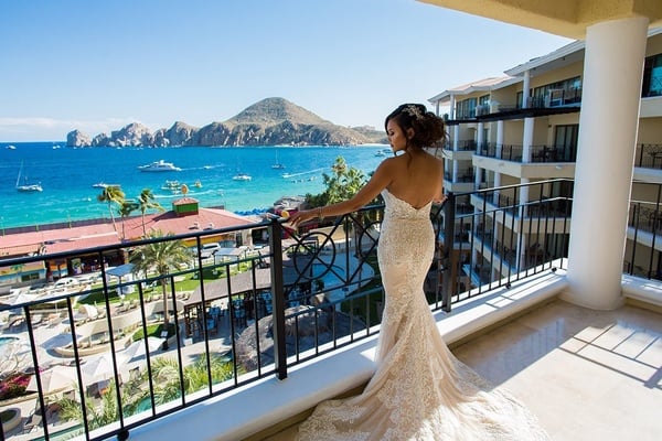 Mujer con vestido de boda y vistas al oceano