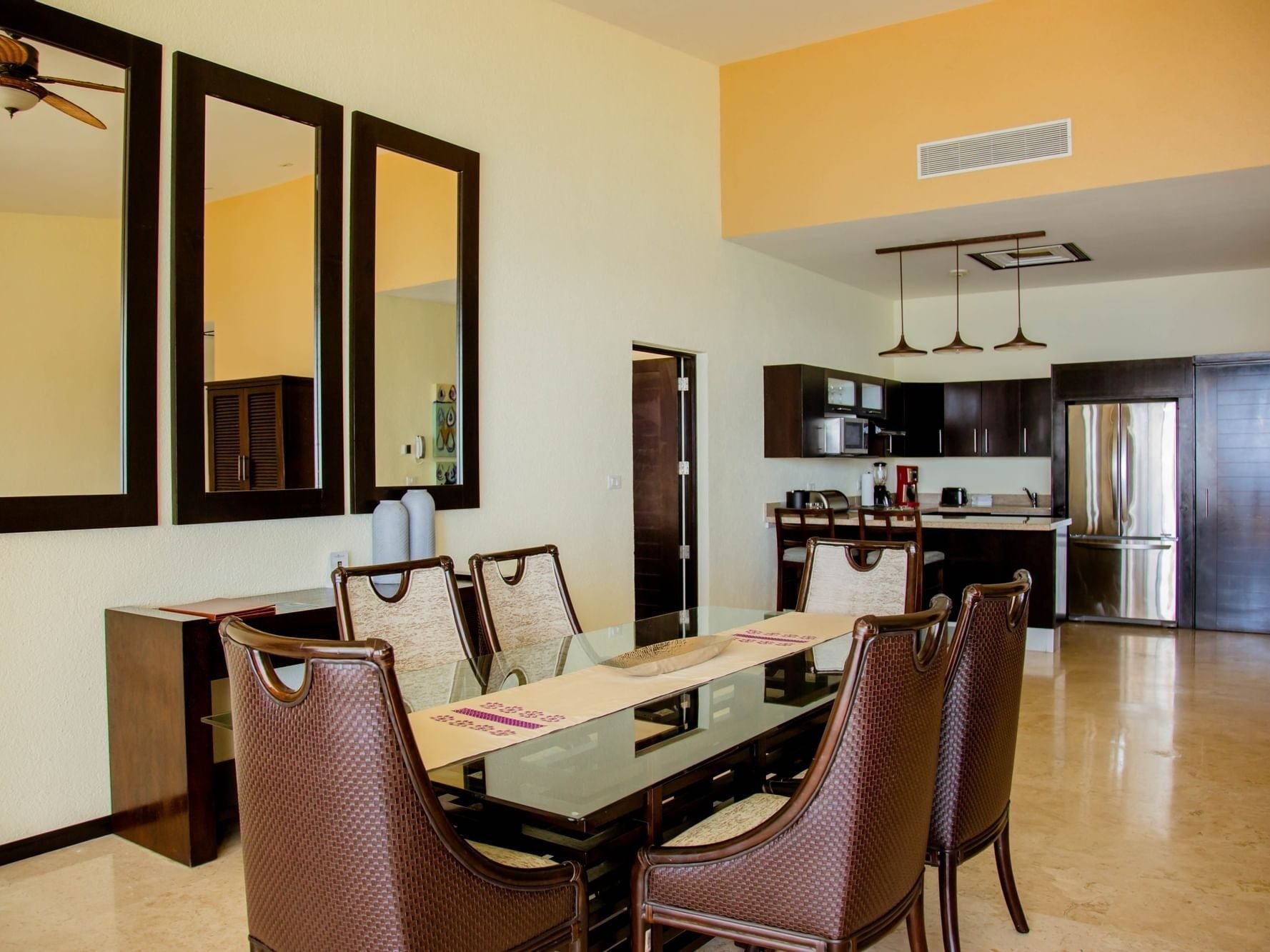 ein Esszimmer mit einem Glastisch und Stühlen