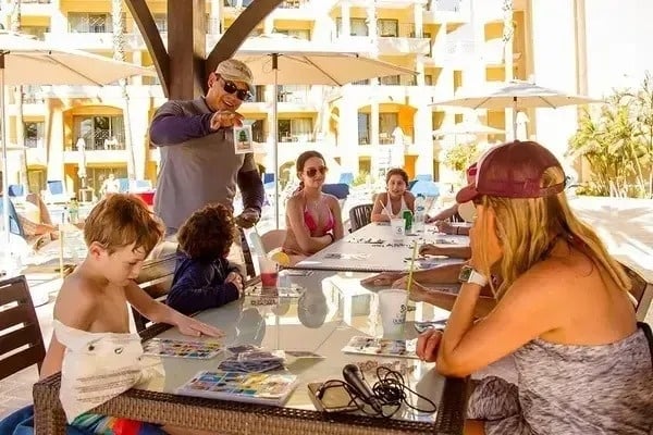 Actividades y entretenimiento junto a la piscina