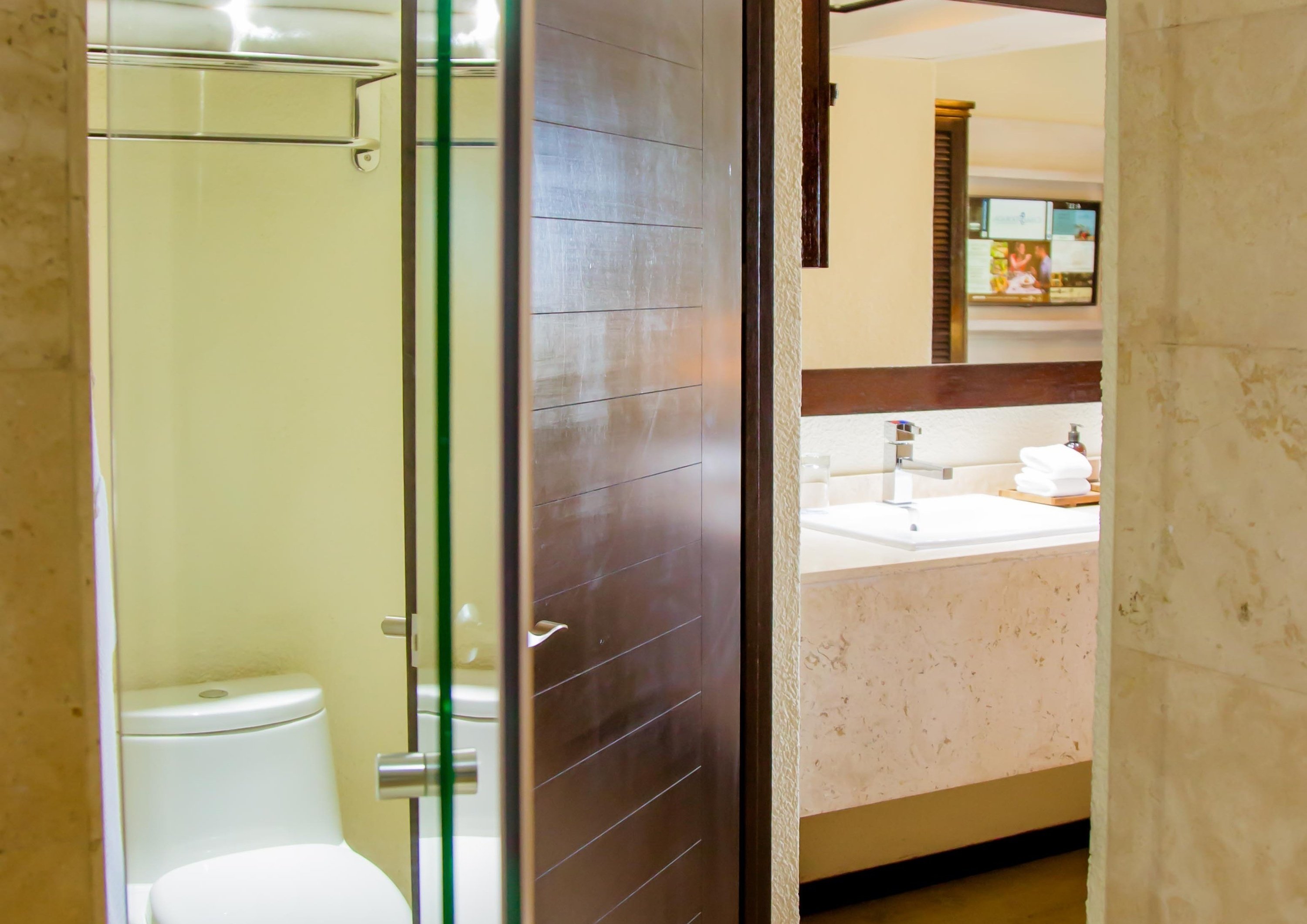 ein Badezimmer mit einer Toilette und einem Waschbecken