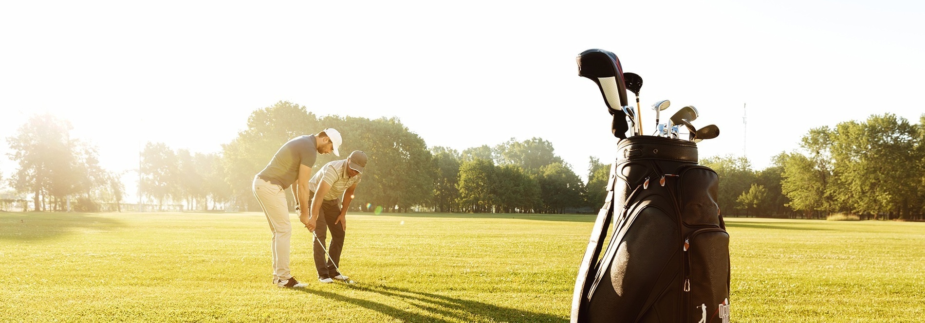 un terrain de golf avec un drapeau rouge sur le green