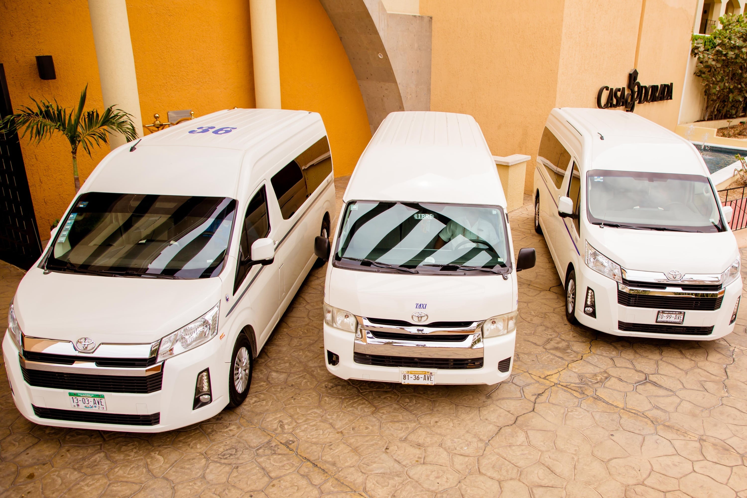 Taxis y transporte en Casa Dorada, minisvans blancas listas para tu viaje.