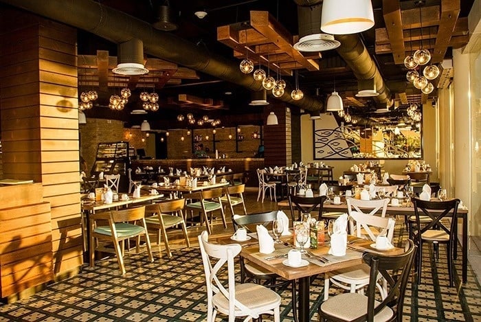 restaurante con vistas al oceano