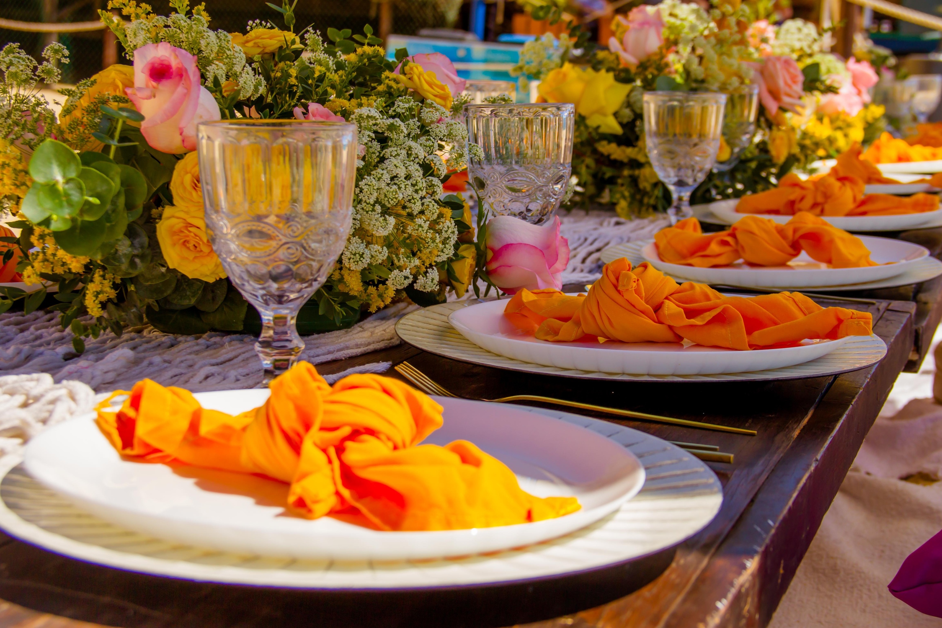 ein langer Tisch mit Stühlen und Tischen mit Blick auf das Meer .