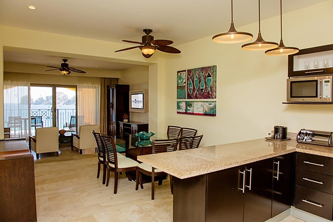 eine Küche mit einem Mikrowellenherd und einem Esstisch