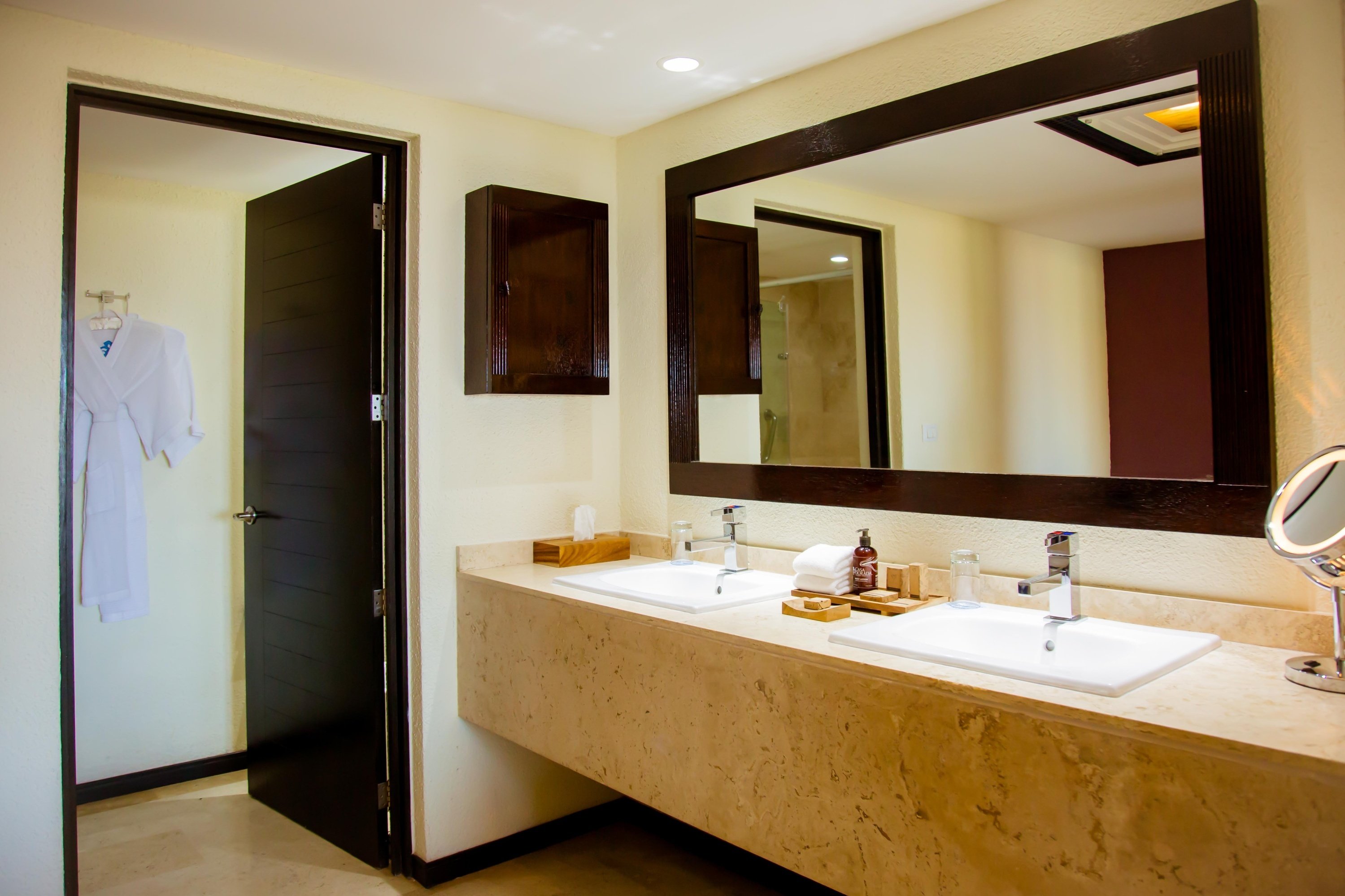 ein Badezimmer mit zwei Waschbecken und einem Spiegel