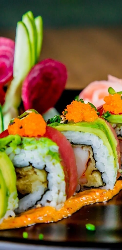 eine Nahaufnahme eines Sushi-Rolls auf einem Teller