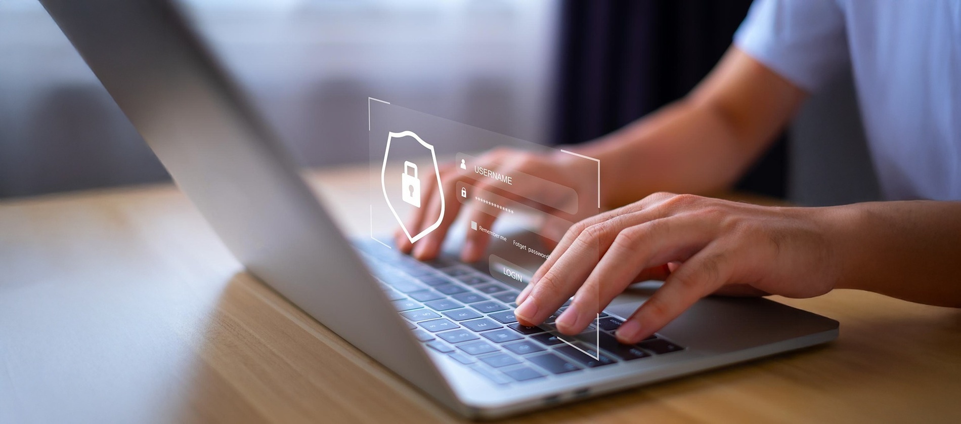 una persona está usando una computadora portátil con un icono de candado en la pantalla