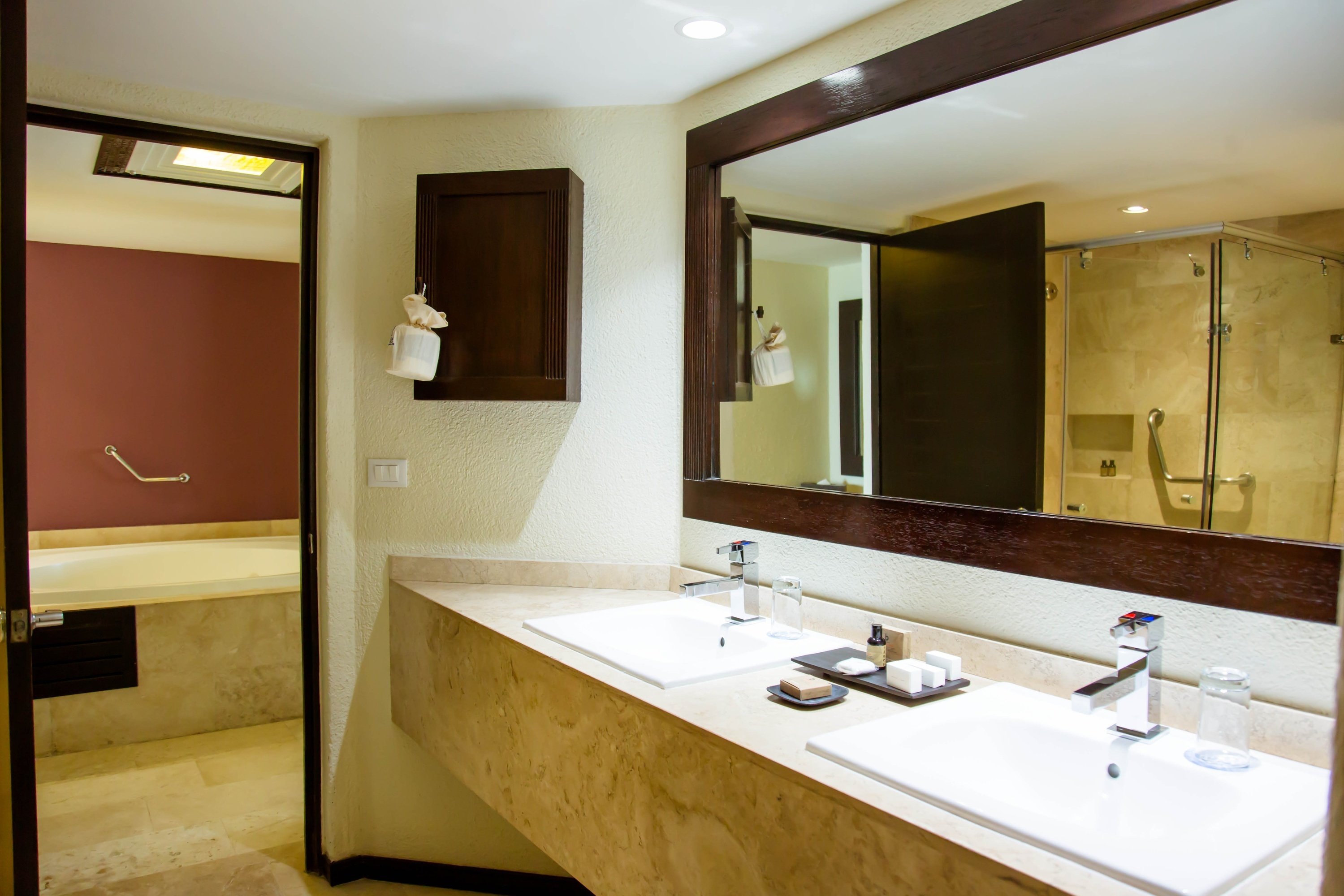 ein Badezimmer mit zwei Waschbecken und einem großen Spiegel