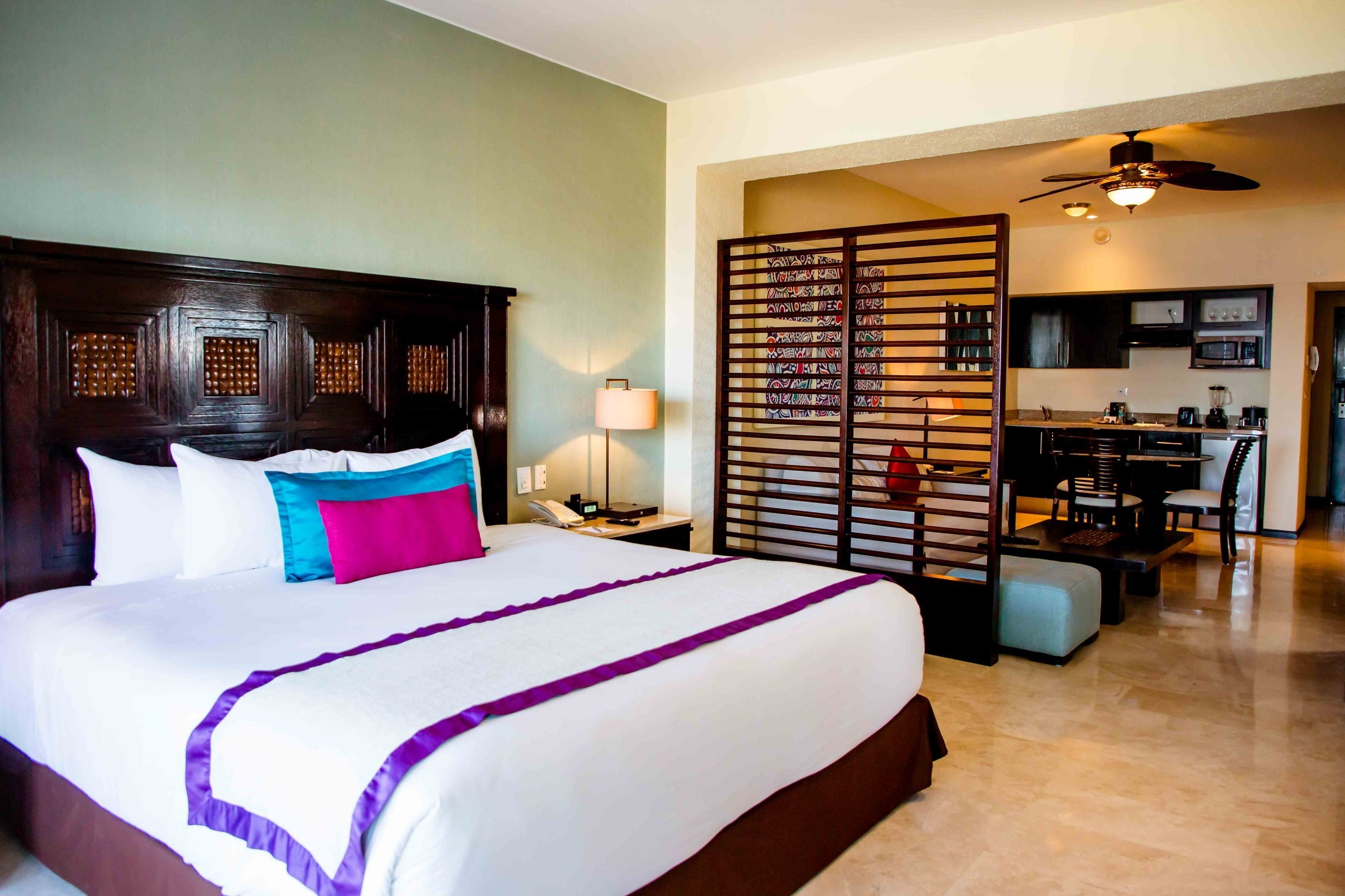 ein Hotelzimmer mit einem Bett und einer Küche